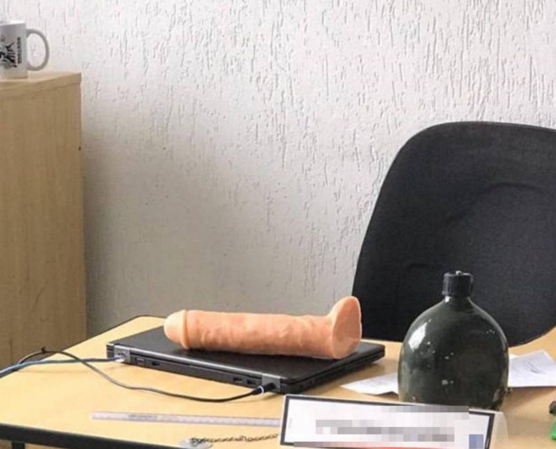 BABADO! Pênis de borracha é deixado em mesa de professor em academia da PM Fala Genefax BABADO! Pênis de borracha é deixado em mesa de professor em academia da PM Fala Genefax