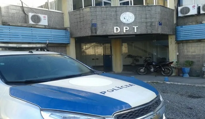 Uma mulher morreu após bater de moto contra um poste no bairro Aviário, em Feira de Santana. Foto: Reprodução