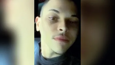 Mecânico se esconde de criminosos debaixo da cama, mas acaba brutalmente executado; mãe foi feita refém