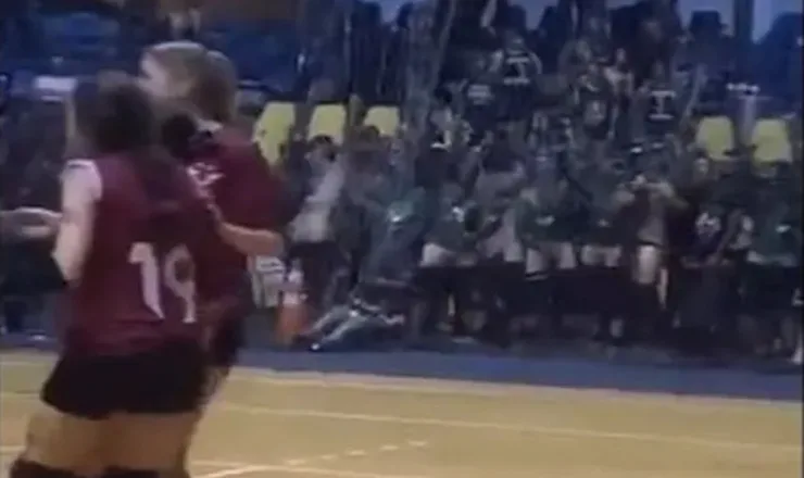 Estudantes de medicina se masturbam durante jogo de vôlei feminino