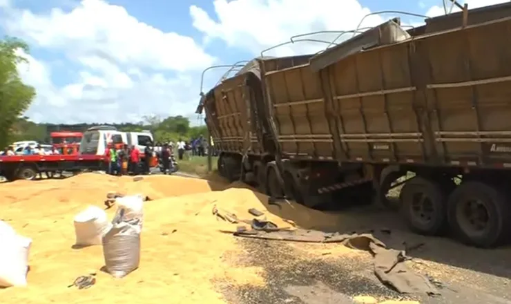 Carreta que transportava soja tomba na BR-324