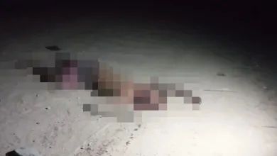 Homem é morto e amigo fica ferido após serem baleados dentro de veículo