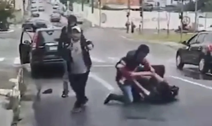 Pai atira e acerta ombro de aluno para defender filho durante briga na porta de escola