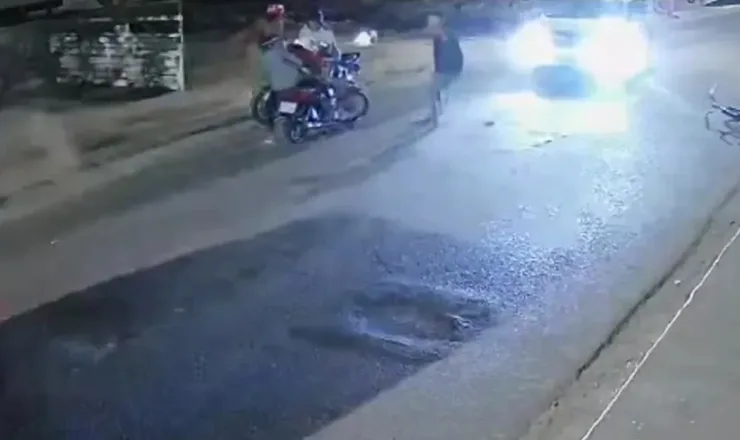 Vídeo mostra momento que homem atira na direção de quatro pessoas em Feira de Santana