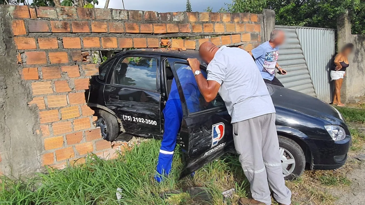 Corsa colidiu contra o muro de uma residência - Foto: Augusto Teixeira