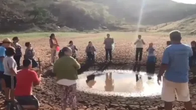 Em meio à seca, moradores se ajoelham em barragem, fazem novena e pedem chuva