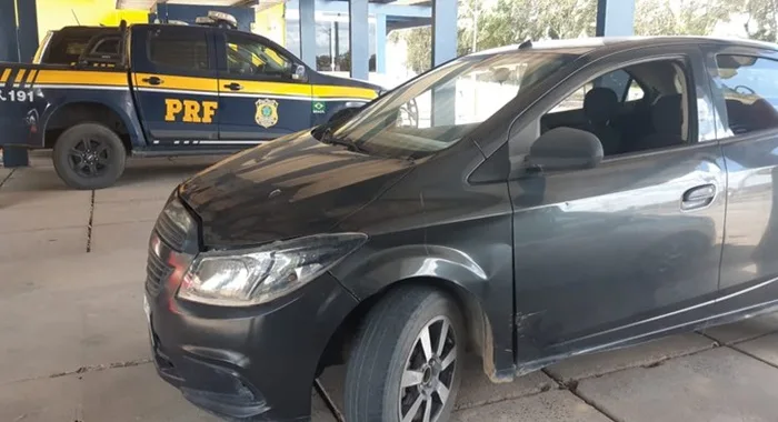 PRF recupera carro roubado durante fiscalização na BR-101 - Foto: Divulgação/PRF