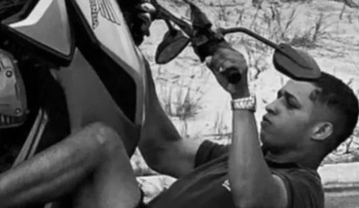Homens dispararam vários tiros contra o motociclista - Foto: Reprodução/Redes Sociais