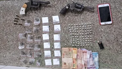 Armas e drogas foram apreendidas durante a ação. - Foto: Divulgação/PM
