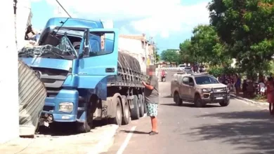 Após apresentar problema mecânico, carreta carregada de cimento causa destruição em Avenida