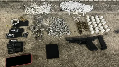 Uma arma, munições, drogas e celulares foram apreendidos com os suspeitos Foto: Divulgação / SSP