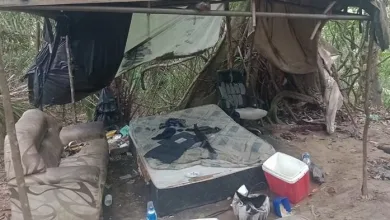 Acampamento de suspeitos de tráfico é desmontado pela polícia em área de mata em Salvador — Foto: Reprodução/PM-BA