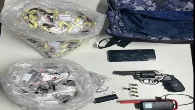 Com traficante, foram apreendidos revólver, munições, rádio transmissor e 698 pinos de cocaína- Foto: Divulgação/SSP-BA