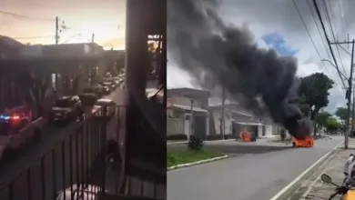 Moradores colocaram fogo em dois carros em protesto contra a morte de Anderson — Foto: Reprodução/Redes Sociais