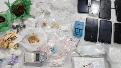 Foram localizados quase 200 pinos de cocaína e dezenas de porções de crack e de maconha. Foto: Divulgação