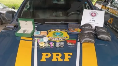 Policiais apreenderam haxixe, ecstasy, cocaína, um relógio ROLEX, cartões bancários e mais de R$12 mil em dinheiro..- Foto: Reprodução/ Nucom PRF