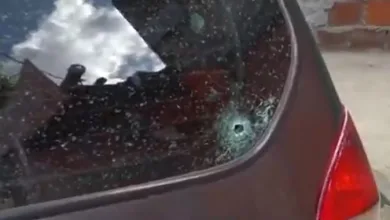 Marca de tiro em carro no Engenho Velho da Federação, em Salvador — Foto: Reprodução/ TV Bahia