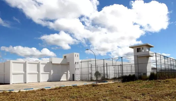 Mulher é presa após tentar entrar em presídio com celulares dentro de TV - Foto: Reprodução/Radar News