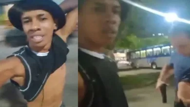 Nas imagens, o entregador levanta a camisa para mostrar que não estava armado - Fotos: Reprodução