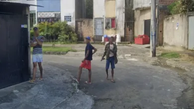 Um dos homens tenta abordar o motorista do veículo - Foto: Divulgação/Google Street Views
