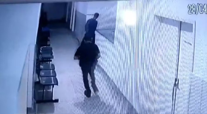 Crime foi cometido por dois homens no Hospital Municipal Magalhães Neto — Foto: Reprodução/TV Sudoeste