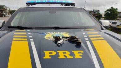 PRF prende dois homens e apreendem um adolescente na BR-324 com carro roubado- Foto: Reprodução/NucomPRF