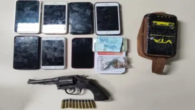 Sete celulares e uma arma de fogo foram apreendidos na loja indicada pelo GPS - Foto: Divulgação/PMBA