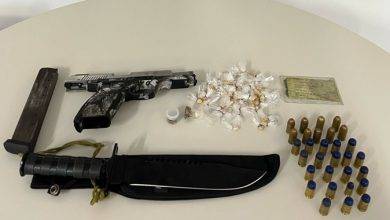 O suspeito estava com uma arma de fogo e porções de entorpecentes- Foto: Reprodução/ ASCOM PC