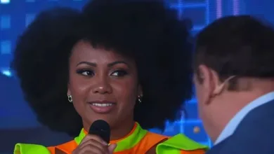 Ratinho constrange bailarina negra ao dizer que ela usa peruca e tem piolho - Reprodução/SBT