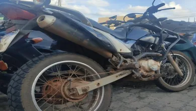 PRF apreende motocicleta adulterada encontrada no bagageiro de ônibus na BR-116- Foto: Reprodução/Nucom PRF