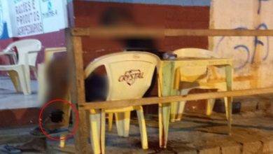 Homem com tornozeleira eletrônica é baleado e morre sentado em cadeira de bar - Foto: Reprodução/PCS