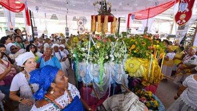 Maior candomblé de rua do mundo, Bembé do Mercado, termina com entrega do presente na Praia de Itapema- Foto: Reprodução / Ascom