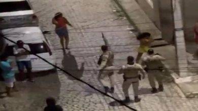 Mulher denuncia agressão de PMs dentro de condomínio em Feira de Santana- Foto: Reprodução