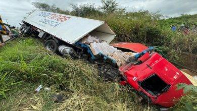 Motorista perde controle da direção e caminhão carregado de bebida láctea tomba na BR-324, em Humildes - Foto: Fala Genefax