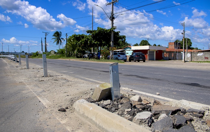 Parte dos guardrails que estavam impedindo a passagem dos pedestres foram removidos pelos moradores - Foto: Fala Genefax