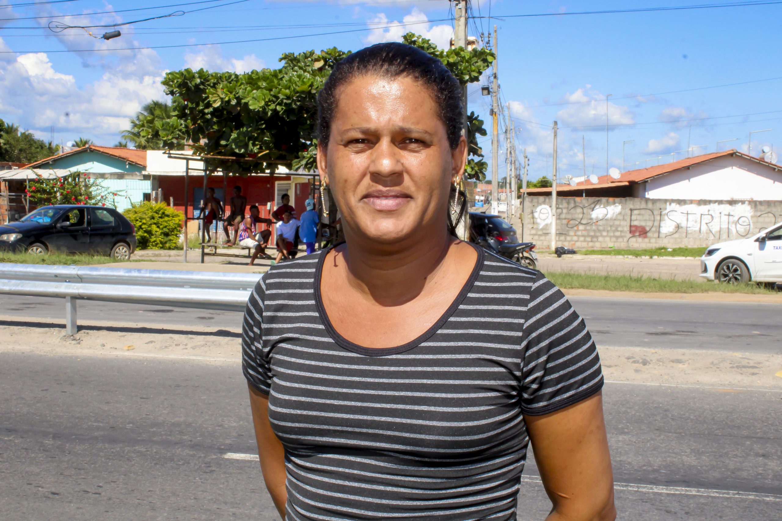 A cabeleireira Roqueline Muniz, que reside no local, criticou a situação - Foto: Fala Genefax