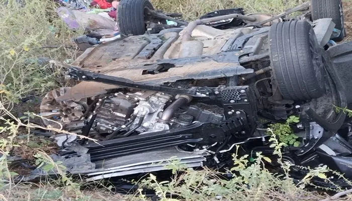 Quatro pessoas morreram após o carro em que elas estavam se envolver em um acidente com três caminhões — Foto: Reprodução/Redes Sociais