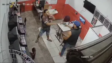 Policial penal é suspeito de atirar contra funcionário de caça-níquel, que chamou filha e esposa dele de 'barangas'. — Foto: Reprodução/Câmeras de segurança