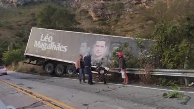 Carreta de cantor sertanejo fica pendurada em ribanceira na Bahia - Foto: Reprodução l Redes Sociais