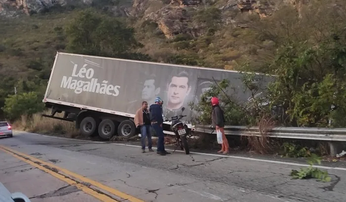 Carreta de cantor sertanejo fica pendurada em ribanceira na Bahia - Foto: Reprodução l Redes Sociais