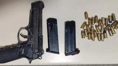 Perseguido, homem pede ajuda à polícia e acaba preso com arma e droga - Foto: Reprodução/Radar News