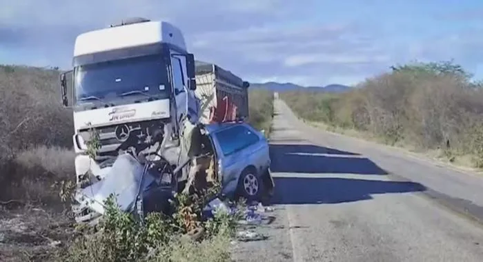 Duas pessoas morreram após carro que estavam bater de frente com um caminhão na BA-026 — Foto: Reprodução/Redes Sociais