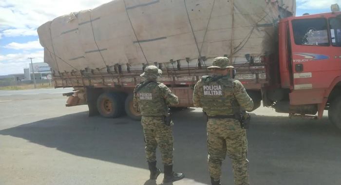 Polícia apreende caminhão carregado com 20 toneladas de angico ilegal- Foto: Divulgação/ PM