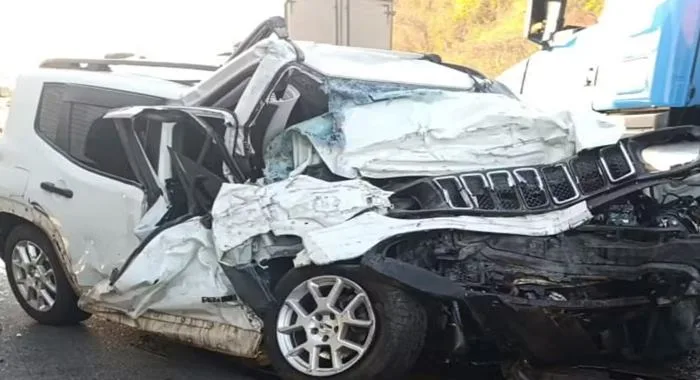 Duas pessoas morreram em acidente entre carro e caminhão na entrada de Cândido Sales, no sudoeste da Bahia. — Foto: Reprodução/ Redes sociais