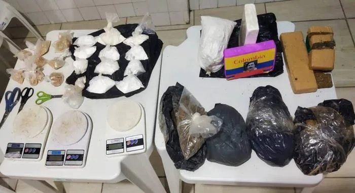 Suspeitos de tráfico de drogas são presos durante a operação da Polícia Militar- Foto: Divulgação/SSP-BA