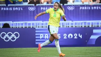 Gabi Nunes comemora golaço marcado pela seleção brasileira na vitória contra a Nigéria — Foto: Christophe ARCHAMBAULT / AFP