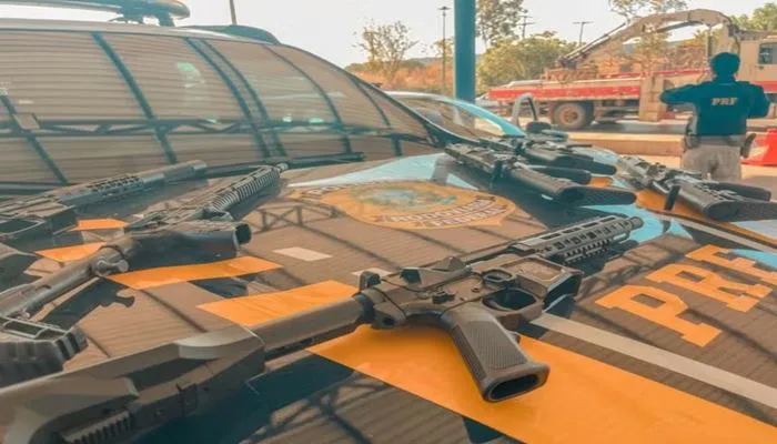 Homem é preso suspeito de transportar arsenal de armas dentro de carro — Foto: Polícia Rodoviária Federal