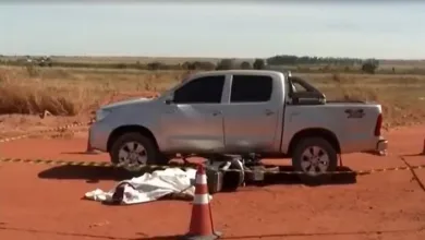 Motocicleta bate em carro e é arrastada por cerca de 15 metros na Bahia — Foto: Reprodução/ Wemerson Godoi