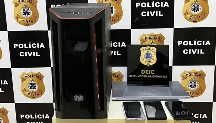 Na residência do casal, foram apreendidos um notebook, um computador e três celulares — Foto: Polícia Civil da Bahia
