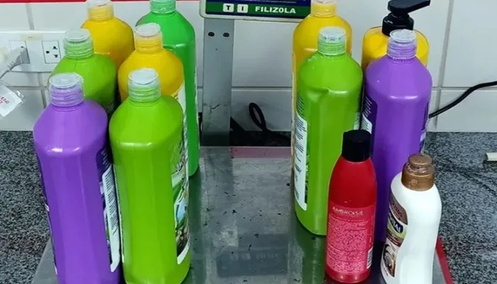 Espanhola é flagrada com cocaína diluída em frascos de shampoo - Foto: Reprodução/PF
